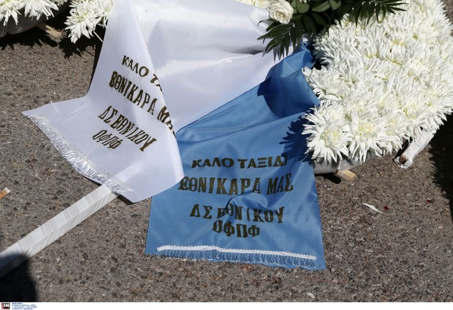 Γιάννης Ματζουράνης: Με μπλε τριαντάφυλλα και την σημαία του Εθνικού το «αντίο» στον «Εθνικάρα»