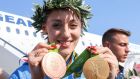 Η Άννα Κορακάκη με τα δύο μετάλλια που κατέκτησε στη σκοποβολή των Ολυμπιακών Αγώνων του Ρίο ντε Ζανέιρο, κατά την άφιξή της στο αεροδρόμιο 'Μακεδονία' της Θεσσαλονίκης, Πέμπτη 11 Αυγούστου 2016